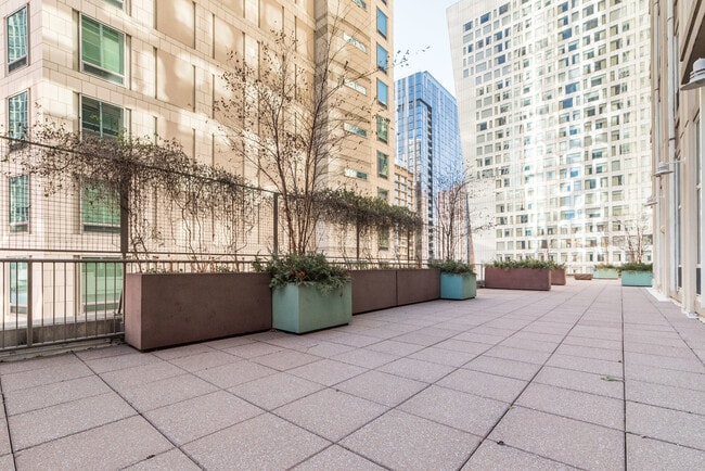 Building Photo - 57 E Delaware Pl