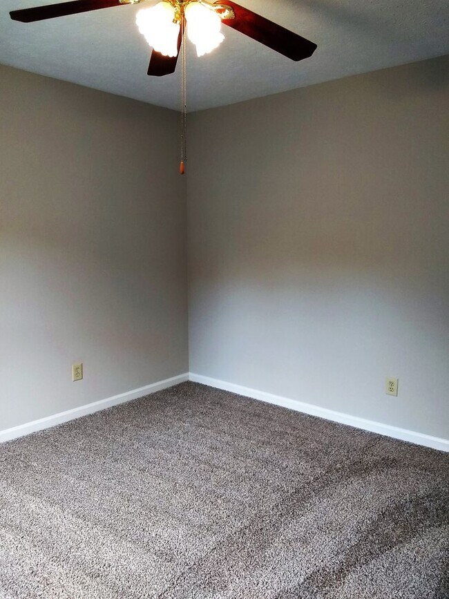 Building Photo - UPDATED & SPACIOUS 3 Bedroom 2 Bathroom home close to SHOPPING & FT BRAGG!!