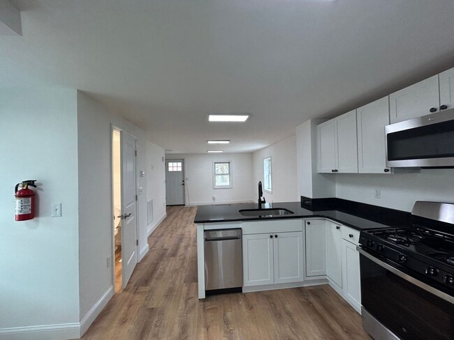 Building Photo - Gorgeous 3 bedroom 1 1/2 bathroom Single F...