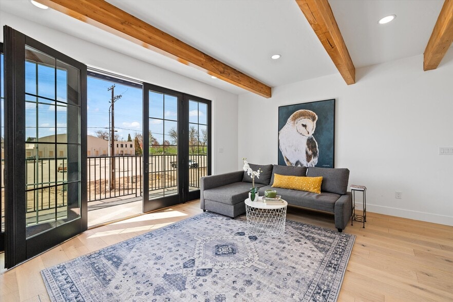 Building Photo - 614 N Avenue H Ave