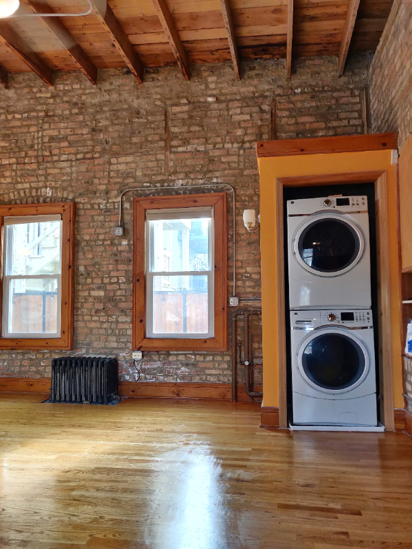Building Photo - 832 N Hermitage Ave