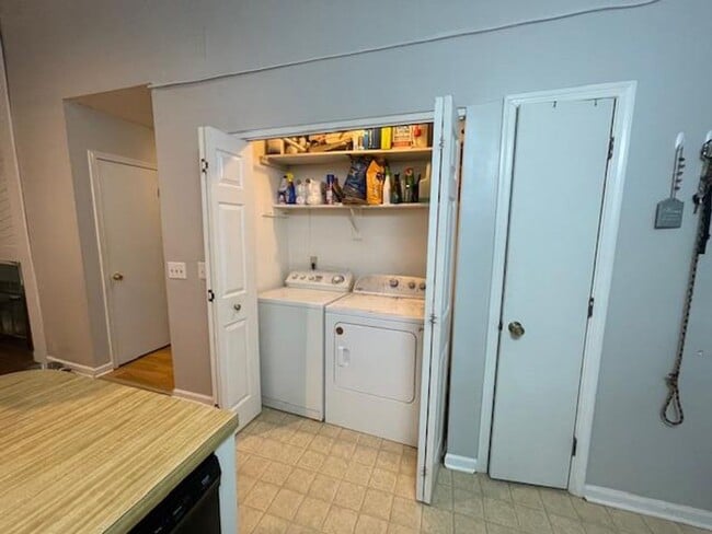 Building Photo - 907 W Chatham St