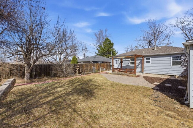 Building Photo - Charming 3-Bed 1-Bath Littleton Home!