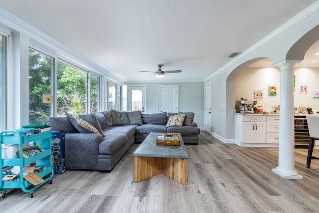 Building Photo - Virginia Park Gem, Renovated 3 Bed, 2 Car Garage, Large Private Backyard