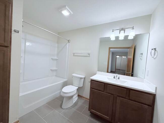 Building Photo - 2 Bed / 2 Bath Apartment in Madison, WI 53579