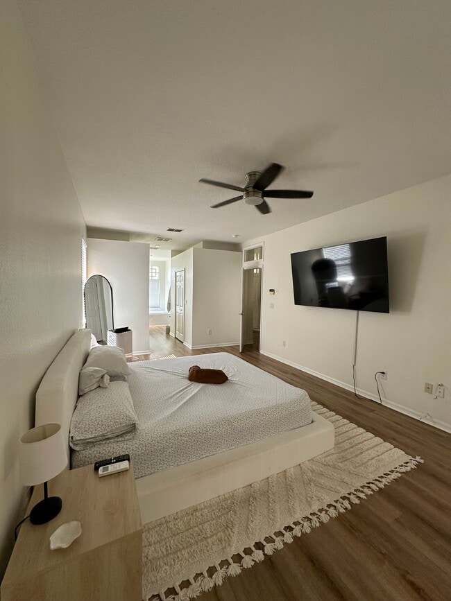 Building Photo - 1405 W River Ct