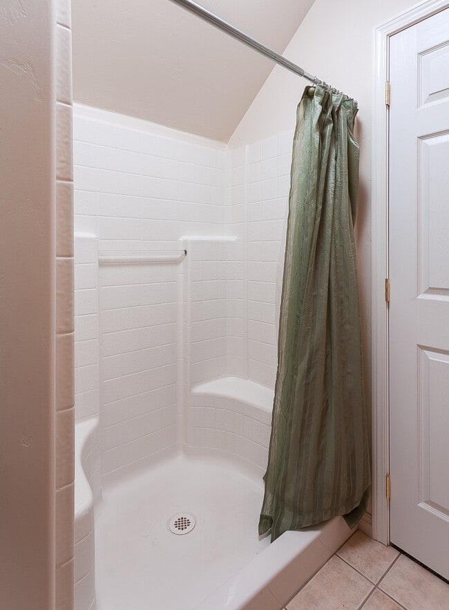Building Photo - Studio apartment available in Hurricane - ...
