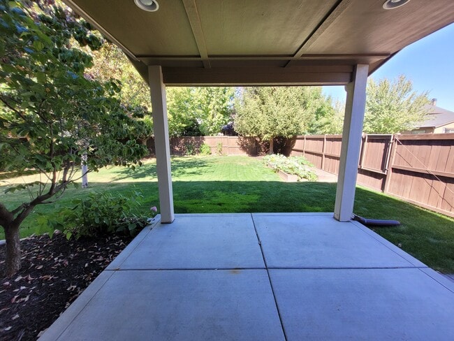 Building Photo - 608 W Laughton Dr