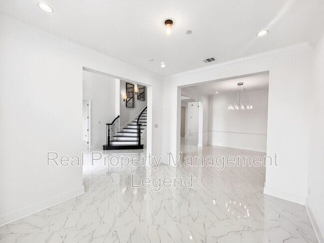 Building Photo - 809 Jamestown Ln