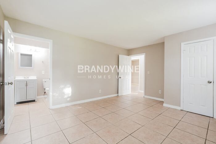 Building Photo - 700 E 7th St