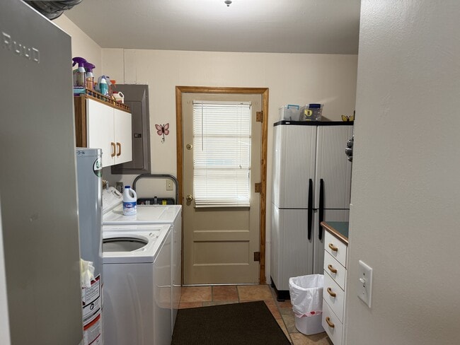 Building Photo - 259 E Oakland St