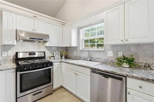 Building Photo - 575 Chandon Way