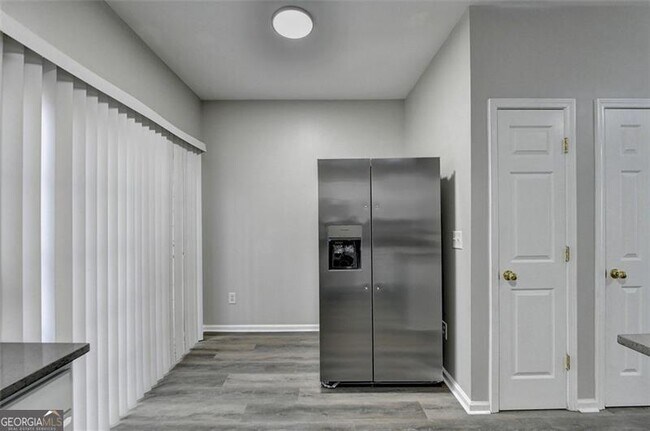 Building Photo - 903 Redwood Dr