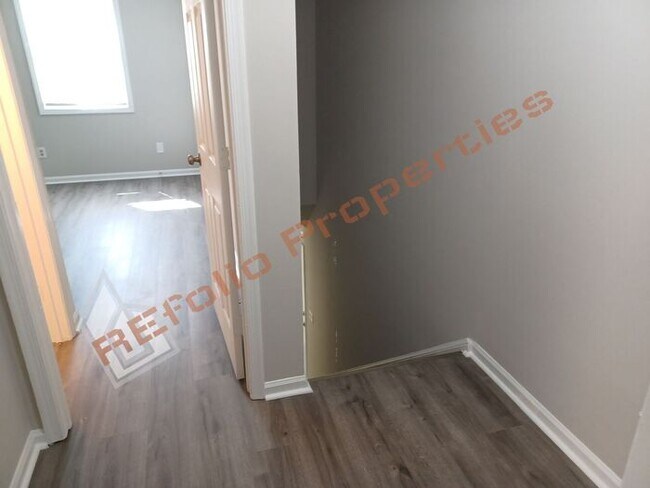 Building Photo - Carpetless 2 BD 1.5 Bath 2 Story Quadplex ...
