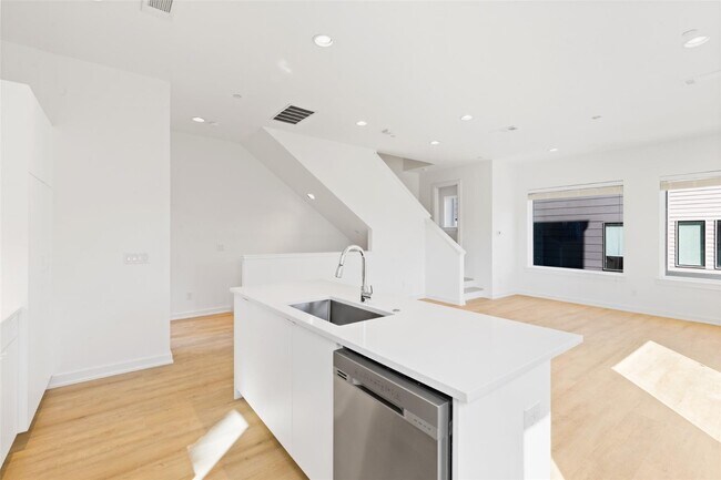Building Photo - Modern 2-Bed Townhome with Attached Garage & Private Balcony in Gated Dallas Community