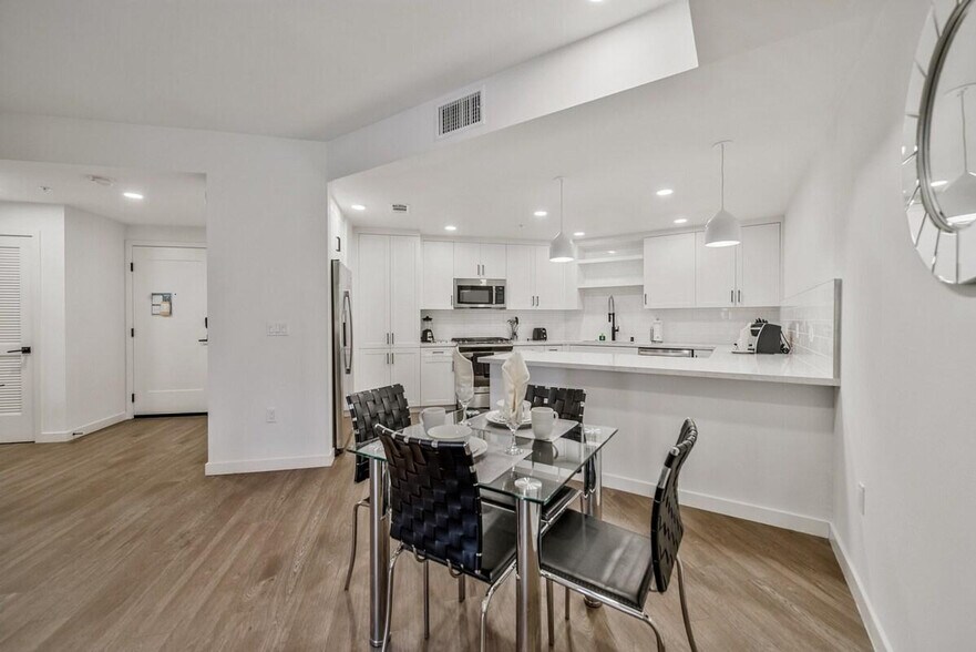 Building Photo - 8875 Costa Verde Blvd