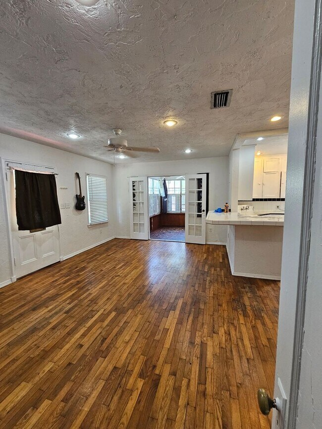 Building Photo - 1822 NW 6th Ave