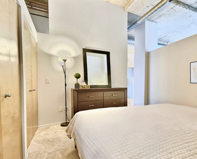 Dresser / Mirror - 6 S Laflin St