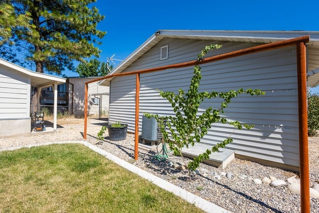 Building Photo - Central Single Family Home