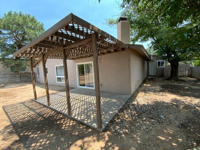 Building Photo - 3 Bedroom Single Story Home Available Near...