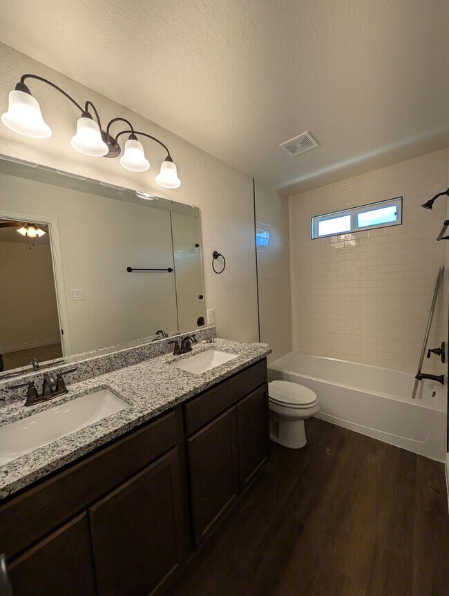 Building Photo - 1 MONTH FREE RENT / Close to HWY for Commu...