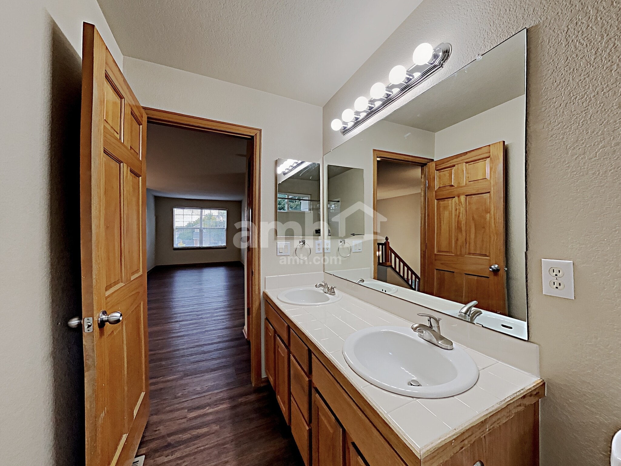 Building Photo - 1212 E 135th Pl