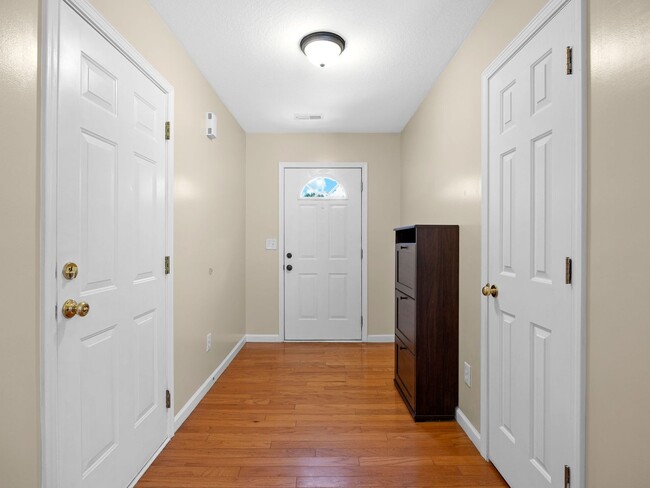 Building Photo - Charming Single-Level 3 BR, 2 BA Home with...