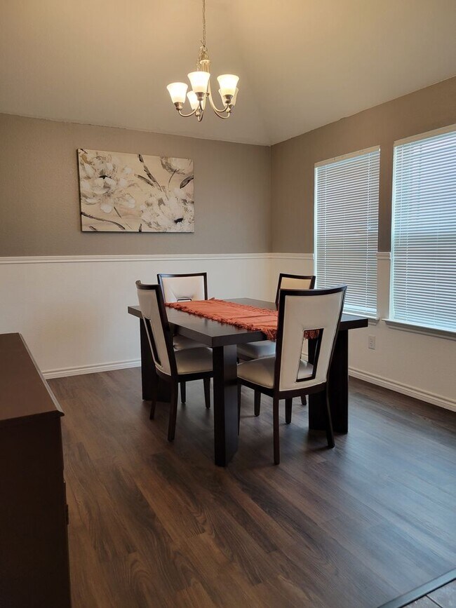 Building Photo - Open floor plan & small pets allowed! 3BD/2BA home in Killeen!