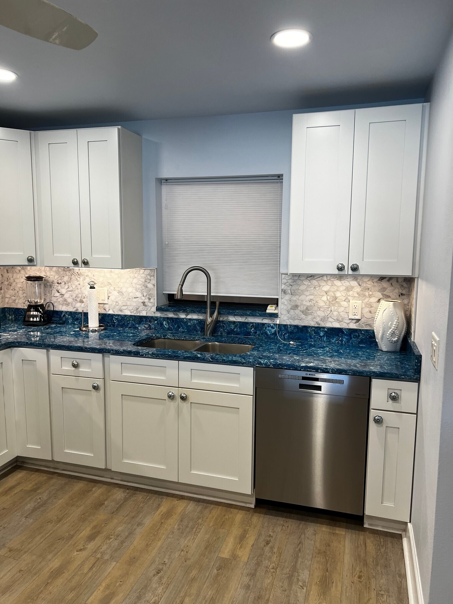 Building Photo - 7600 Sun Island Dr S