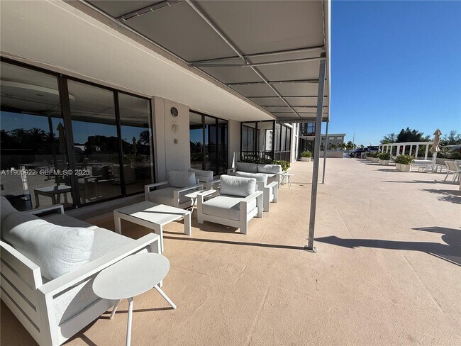 Building Photo - 2500 NE 135th St