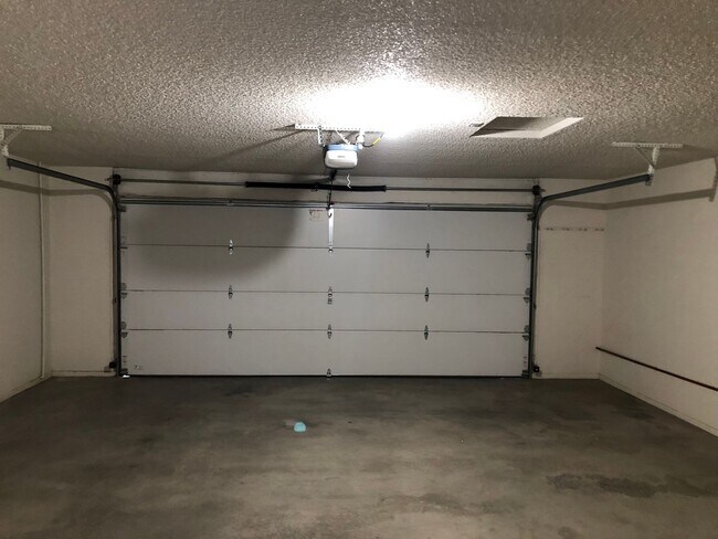 Building Photo - Beautiful 3 bedroom 2 bathroom home in Apple Valley Available now!!