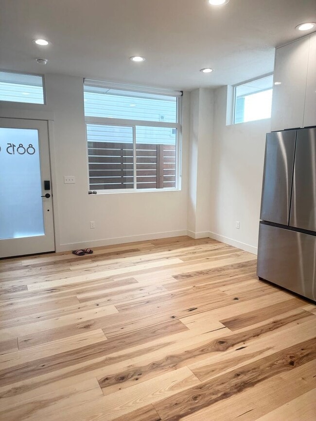 Building Photo - Just listed! Modern 2-bed, 2-bath Townhome...