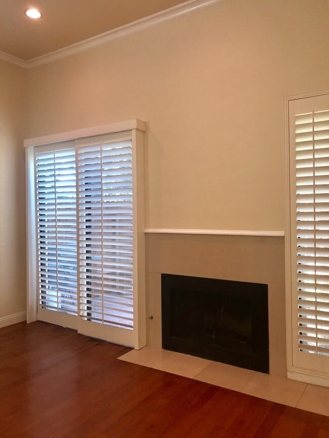 Building Photo - Beautiful and spacious multilevel townhouse in model home condition