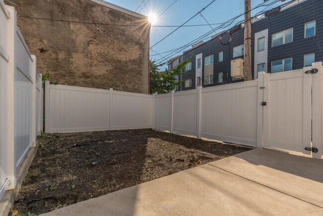 Building Photo - 1900 E Cumberland St