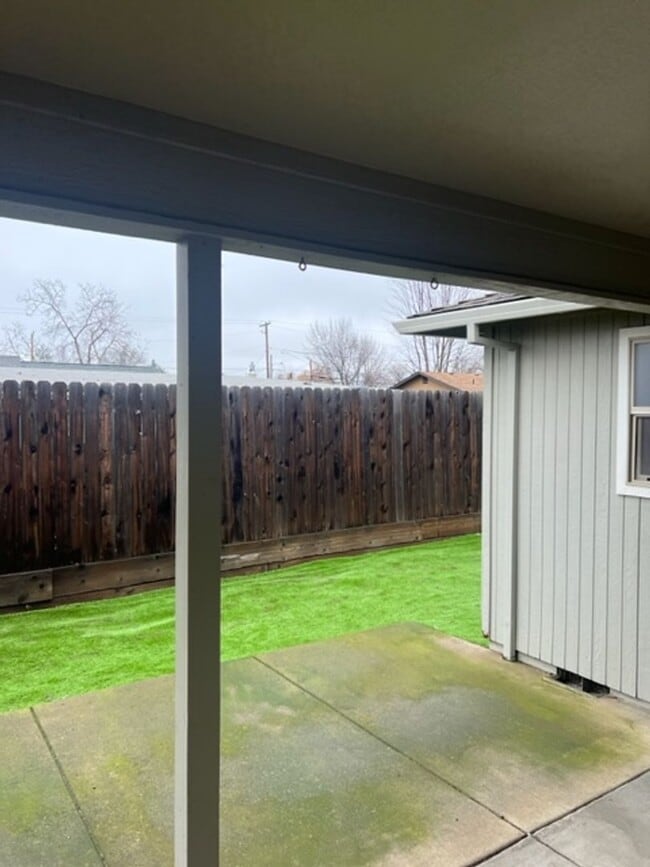 Building Photo - SPACIOUS 3 BEDROOM/ 2 BATH HOME WITH RV/BO...