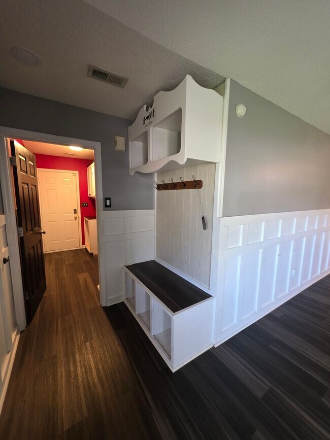 Building Photo - 200 Flagstone Ln