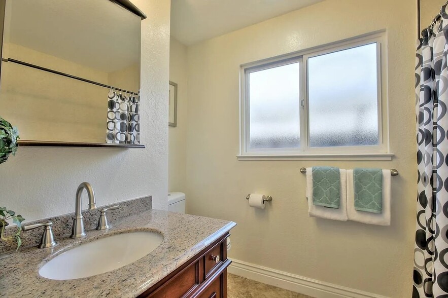 Building Photo - 4131 Briarglen Dr