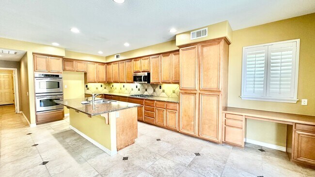 Building Photo - Wonderful Executive Style Two-Story Home in Beautiful Murrieta Oaks Community!