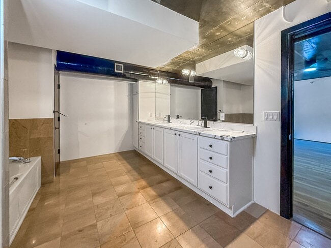 Building Photo - 1005 S Shepherd Dr