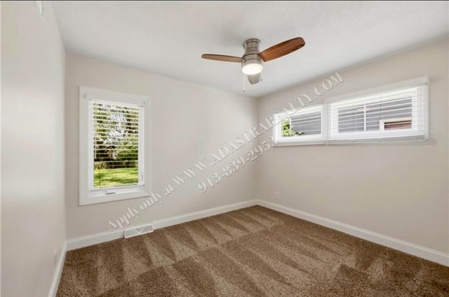 Building Photo - Lovely Ranch in Lenexa-Available NOW!!