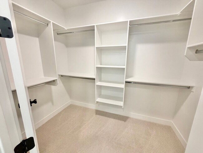 Building Photo - Desert Color 4 Bed Home!