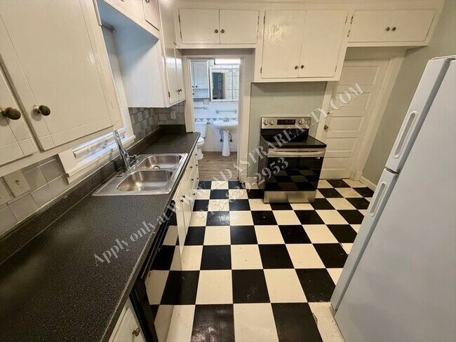 Building Photo - Beautiful Waldo Home-Available NOW!!
