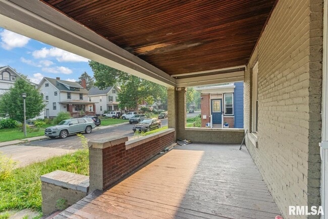 Building Photo - 1301 W Parkside Dr