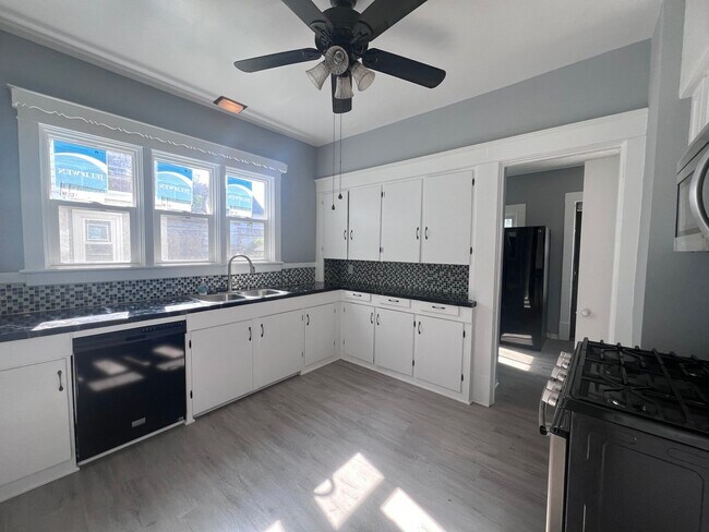 Building Photo - Large Single Family Five Bedroom Home!