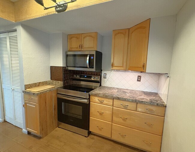 Building Photo - Spacious Florida Home Available Now!