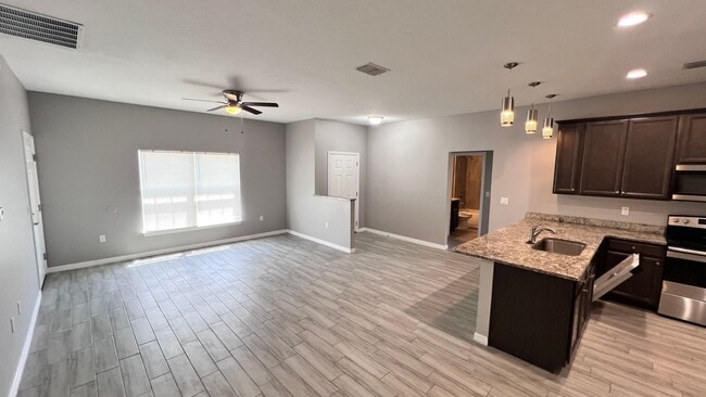 Building Photo - Beautiful 3 Bedroom, 2 Bathroom Home in Pa...