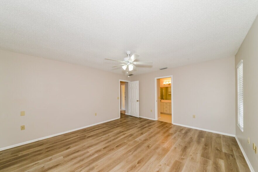 Building Photo - 5453 Colonial Oaks Blvd