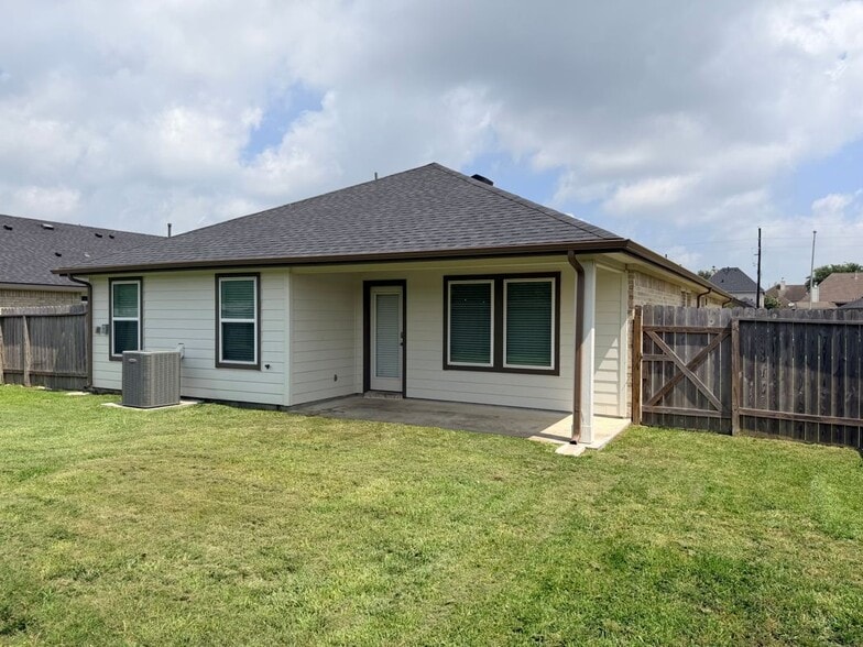 Building Photo - 9834 Palm Royal Dr