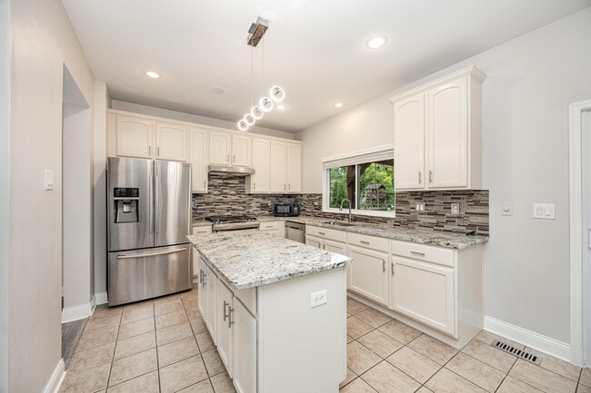 Building Photo - 1099 Bayswater Dr