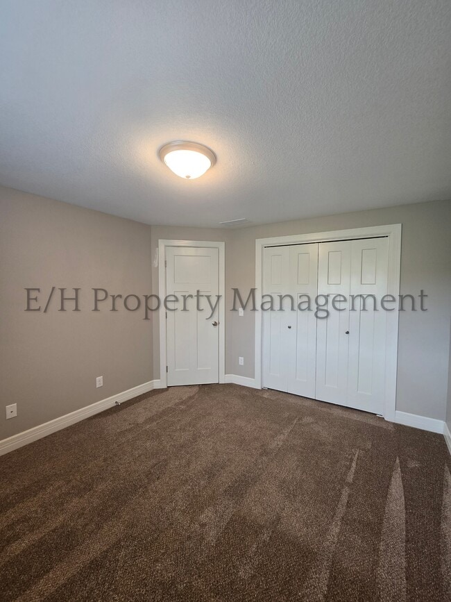 Building Photo - 2220 E Village Estates Dr